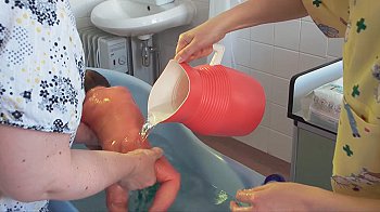 Изображение для статьи — Как правильно купать новорожденного малыша?