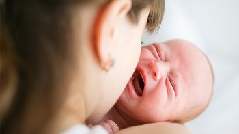 Изображение для статьи — Почему у новорожденных детей бывают колики и газы? И как от них избавиться?