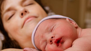 Изображение для статьи — Какие изменения происходят с малышом в первые два часа после рождения?