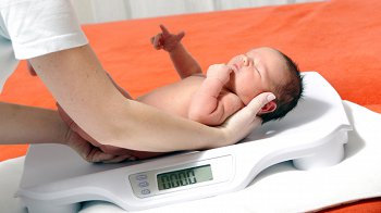 Изображение для статьи — Причины, по которым новорожденный малыш плохо набирает вес